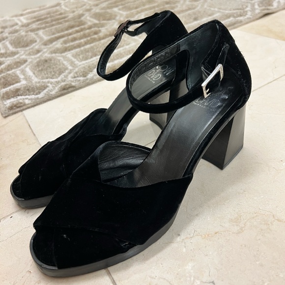 Women’s Joan & David Pumps - Picture 2 of 3